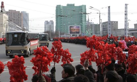 平壤民众手捧红色花束欢迎核试验功臣